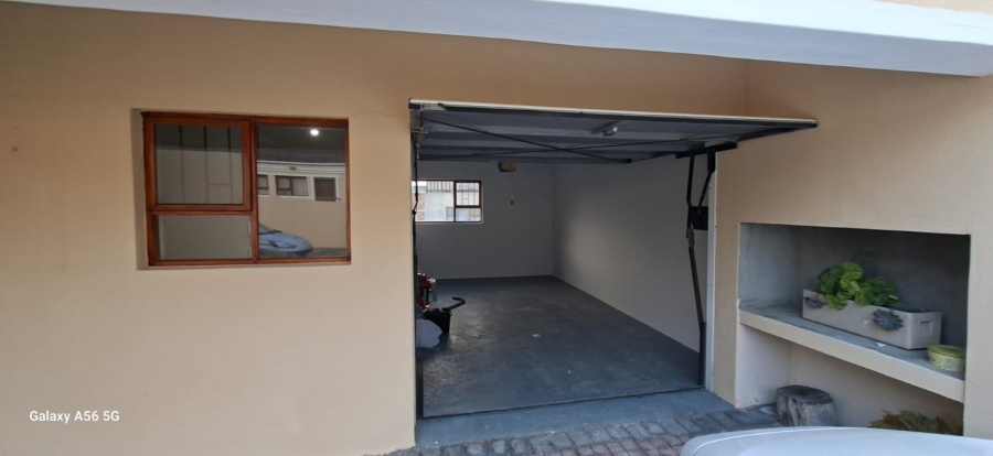To Let 3 Bedroom Property for Rent in Heuningkloof Western Cape